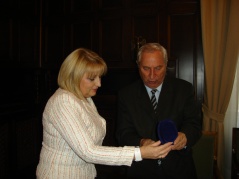 1.11.2011. Predsednica Narodne skupštine prof.dr Slavica Đukić Dejanović prima plaketu  Saveza potomaka ratnika Srbije od 1912-1920. godine